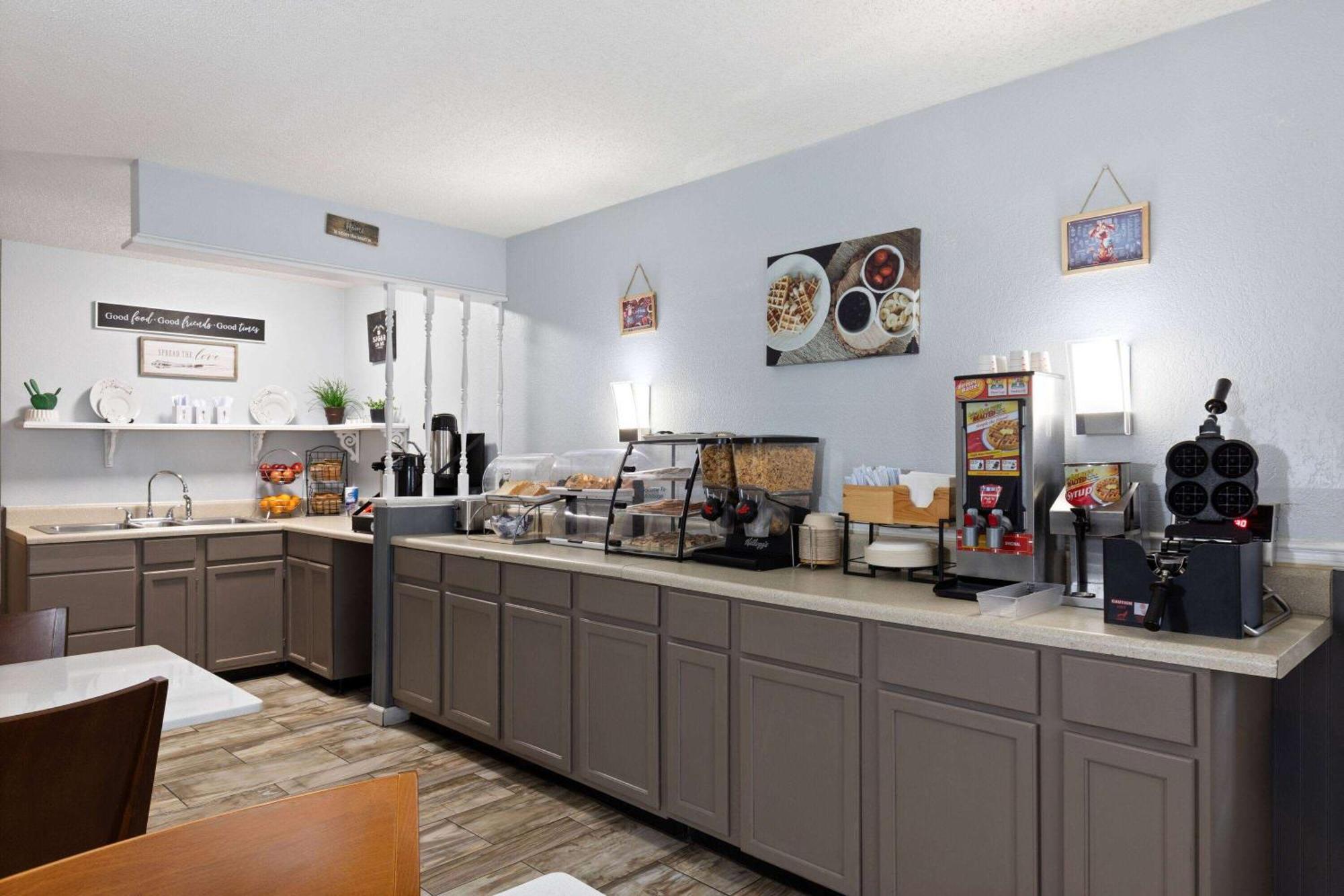 Travelodge By Wyndham Perry National Fairgrounds Area I-75 Екстериор снимка